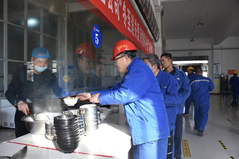 江蘇工廠冬至包餃子